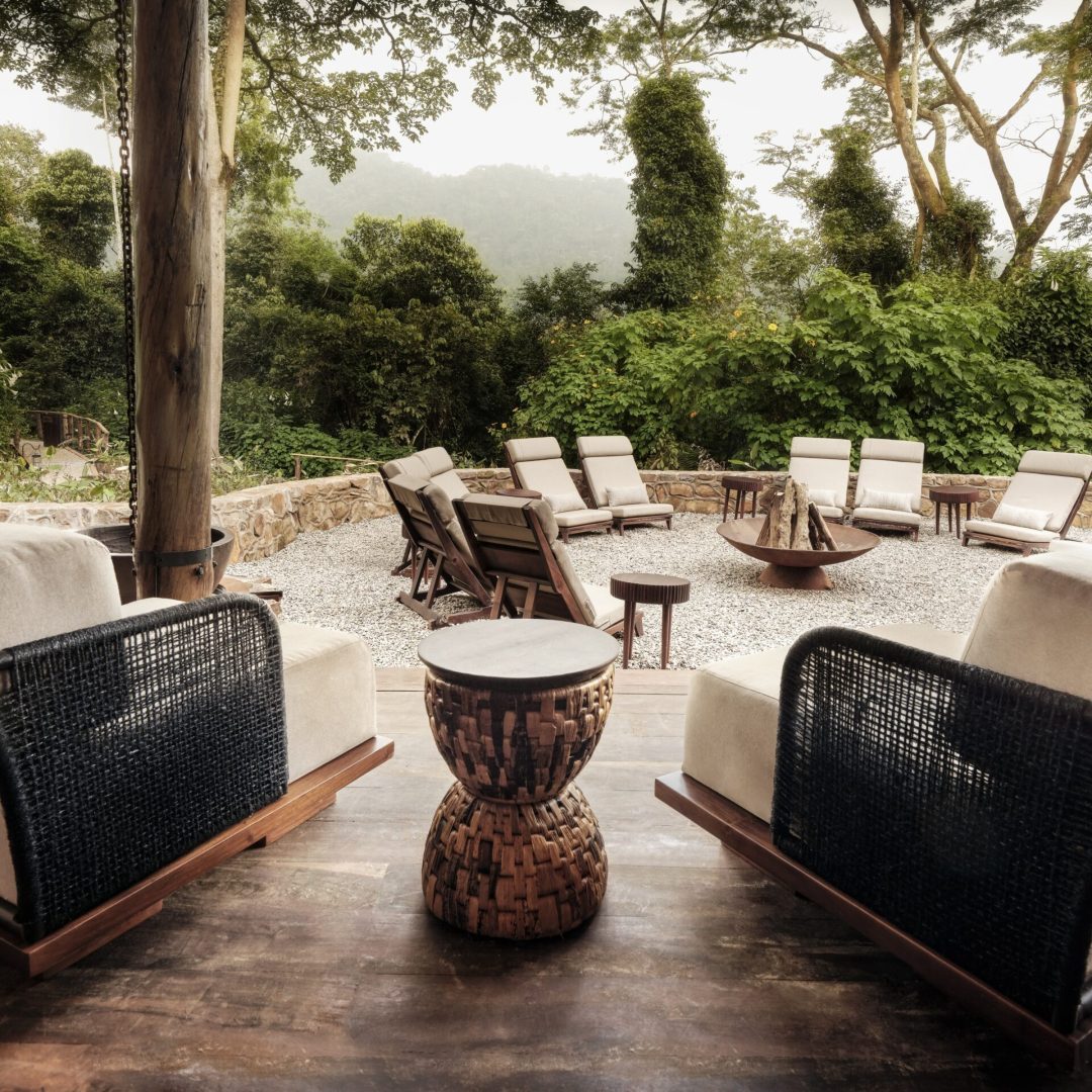 Outdoor Lounge der Gorilla Forest Lodge in Uganda mit Blick über den Regenwald