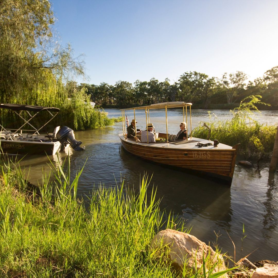 Boot mit Menschen in den Riverlands in Australien