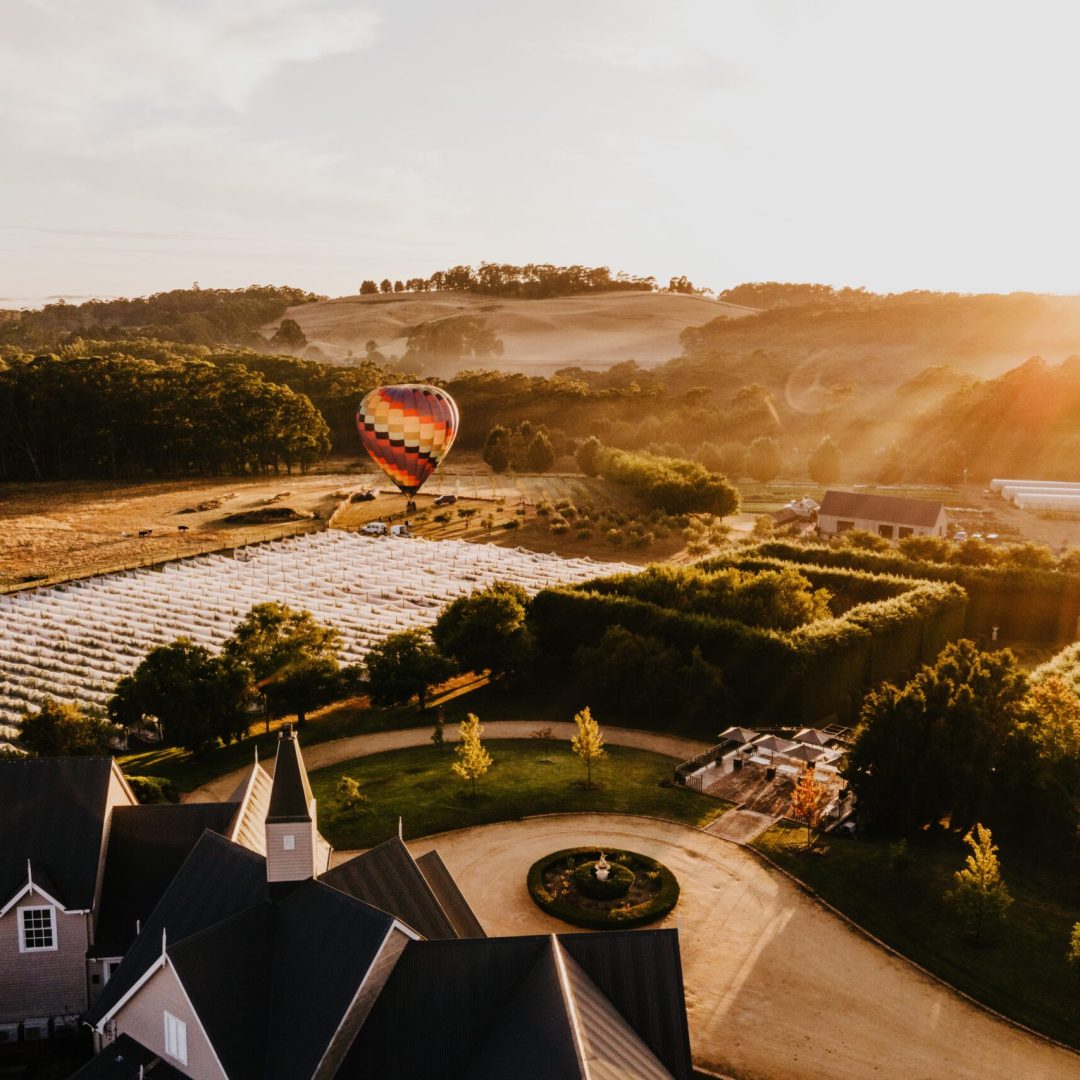Villa und Ballon über Ländereien des Lake House in Daylesford, Australien
