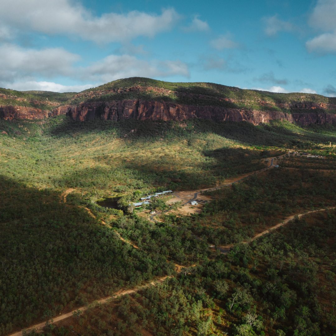 Buschland und Tafelberg in Australien mit Mount Mulligan Lodge