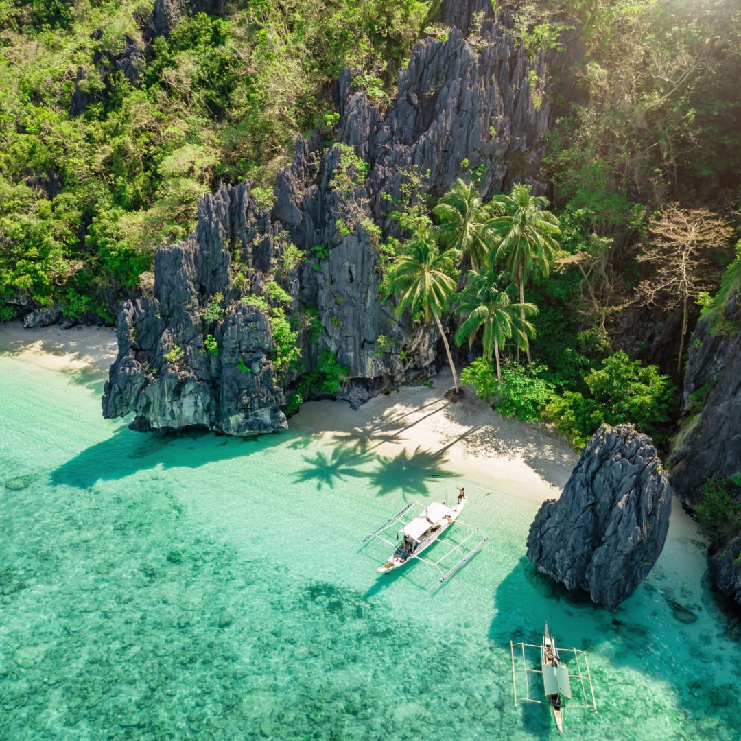 Meer an Sand- und Felsstrand, Philippinen