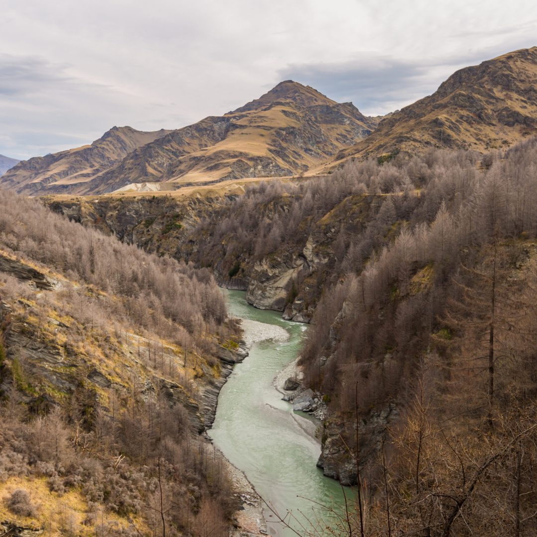Berge mit Fluss im Tal dazwischen in Neuseeland