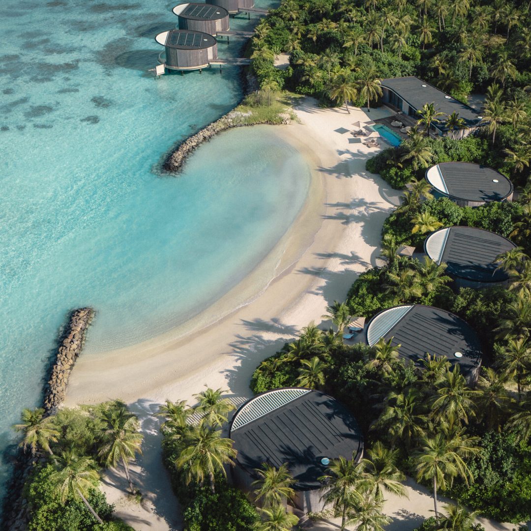 Tropische Bucht mit weißem Sandstrand und türkisblauem Wasser